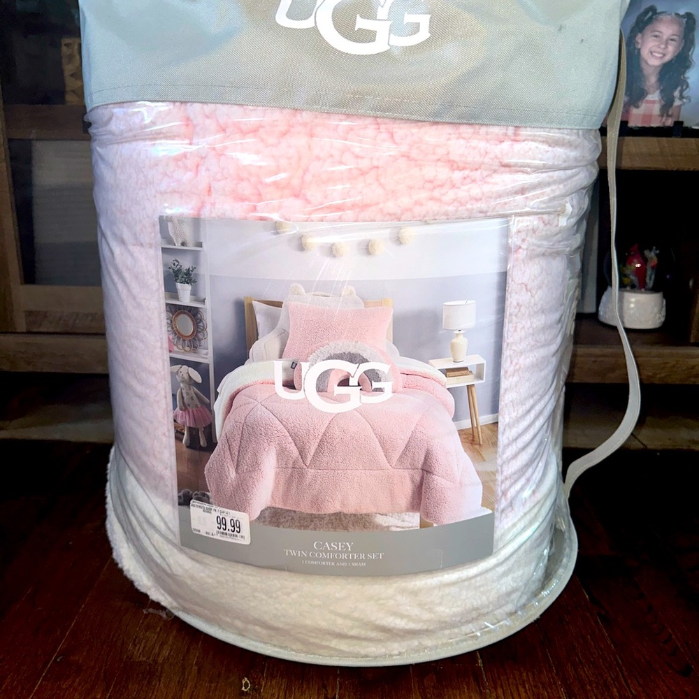 Brand new Ugg pink Sherpa twin comforter in bag never opened